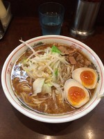 「くん玉ラーメン(しょうゆ.中)」@ぼり・うむ 西早稲田本店の写真