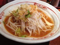 「学生ラーメン(鷹の爪ラーメンニンニク入り)」@旨辛ラーメン表裏 高田馬場店の写真