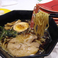 「富山ブラックラーメン 378円」@北陸富山回転寿司 PREMIUM 海王 ダイバーシティ東京プラザ店の写真