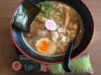 「魚香豚骨らーめん＋煮玉子」@らーめん ど真ん中の写真