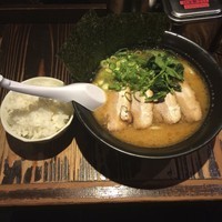 「味噌チャーシュー麺+半ライス」@横浜家系ラーメン 石川家 大宮店の写真