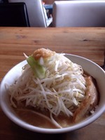 「らーめん(中盛りニンニク少なめ) 680円」@どてちんⅢの写真