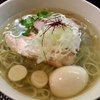 「アグー豚の塩らーめん（冷やしVer．）８００円 ＋ 味玉」@BumBunBlauCafe with BeeHiveの写真