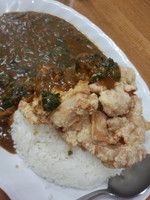 「ほうれん草カレー620円＋唐揚げ260円」@ジャン・カレー 末広町店の写真
