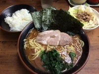 「ラーメン中盛+キャベチャー+サービスライス」@横浜家系らーめん 武道家 吉祥寺店の写真