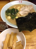 「ラーメン650円硬め　極太メンマ１００円」@六角家 六角橋本店の写真