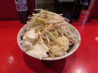 「小豚　ニンニクカラメ＋ポテトサラダ」@ラーメン二郎 府中店の写真