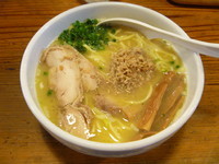 「白鶏らーめん（Ｍｙ箸サービス大盛）　７００円」@鶏の穴の写真