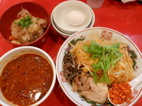 「辛つけ紅豚麺（少なめ）＋生たまご＋ライス（全マシ）」@用心棒Ⅱ階の写真