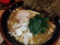 「大盛ラーメン(780円)、半ライス(110円)、ほうれん草増」@横綱家の写真