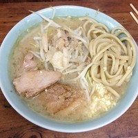 「ラーメン（麺半分・アブラ・ニンニク少な目）　￥７００」@ラーメン二郎 池袋東口店の写真