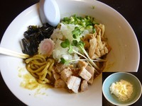 「【限定】カレーニボまぜそば（850円）チーズ追い飯付き」@らーめん・つけめん 八角の写真