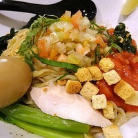 「冷やし海老まぜ麺～サルサ風～850円+味玉」@海老・特濃煮干そば まるはの写真