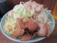 「小豚（ヤサイマシマシニンニクアブラ）+味玉」@ラーメン二郎 池袋東口店の写真