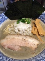 「濃厚きまぐれ煮干ソバ＋海苔＋和え玉」@豚骨一燈の写真