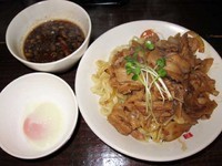 「肉盛りつけ麺並800円＋無料の肉ちょい増・温泉玉子」@魁 肉盛りつけ麺 六代目けいすけの写真