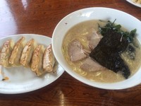 「ラーメン（ｶﾀﾒ）+餃子」@ラーメンショップ 橋戸店の写真