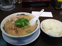 「こってりラーメン  ＋  ランチサービスライス   ７４５円」@来来亭 小平仲町店の写真