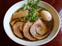 「ぜんぶのせ醤油らーめん(並盛)950円」@らーめんダイニング 庵の写真