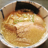 「しょうゆらーめん+味玉」@風来居 新宿店の写真