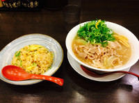 「ゆず風味肉そば680麺大盛無料+チャーハンセット250」@ラーメン本丸 小牧店の写真