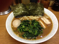 「らーめん中盛 煮玉子 ほうれん草」@ラーメン虎ノ穴の写真