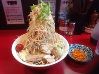 「冷やし中華（普）　ﾔｻｲﾏｼﾏｼﾆﾝﾆｸ辛揚げ別　830円」@千里眼の写真