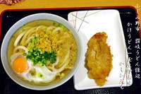 「かけうどん1玉＋生卵＋かしわ天　570円」@讃岐うどん 條辺の写真