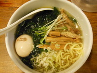 「ワカメの思春期＋半熟味付け玉子」@鶏の穴の写真