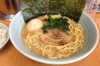 「ラーメン(中)＋味玉＋半ライス」@相南家の写真
