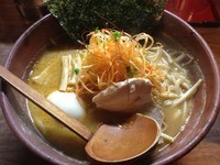 「赤ねぎ味噌らーめん+味付け卵（880+100円）」@麺酒場 でめきんの写真