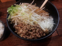 「油そば＋そぼろ増し＋ライス」@麺処 花田 となりの写真