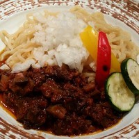 「牛すじ赤ワイン煮カレーまぜ（７月３日１５食限定）８５０円」@麺や 虎徹の写真