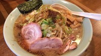 「らーめん（背油醤油）＋やさい（300グラム）+ダブル」@麺通の写真