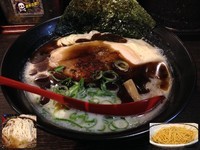 「黒だるま らぁ麺＋替玉（赤玉）」@だるまのめ 池袋東口駅前店の写真