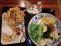 「あさりおろし塩ぶっかけうどん(並)(380円)野菜かきあげ」@丸亀製麺 可部店の写真
