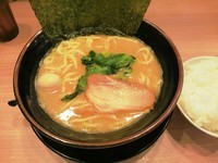 「とんこつ醤油らーめん（太麺、硬め）」@麺家 昴 新大阪店の写真