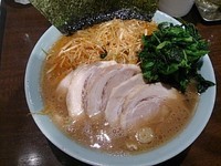 「ラーメン中＋チャーシュー＋ほうれん草＋辛ネギ」@横浜家系らーめん いずみ家の写真
