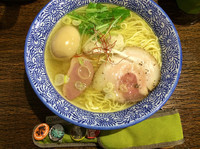 「塩鶏湯そば＋半熟味付け煮玉子」@麺や 而今 大東本店の写真