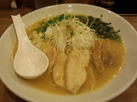 「濃厚鶏白湯大盛(醤油、鶏チャーシュー)750円」@麺屋 飛翔の写真