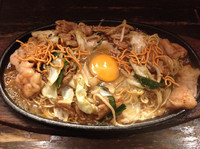 「でぶや焼きラーメン¥800+牛もつ¥250+ビール他」@KENZO Cafeの写真