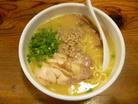 「白鶏らーめん（Ｍｙ箸サービス大盛）　７００円」@鶏の穴の写真