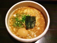 「掛け豚そば+味たまご(900円)」@俺の空 新宿店の写真