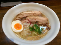「鶏煮干しらーめん 塩 750円」@とんこつ屋 秀虎の写真