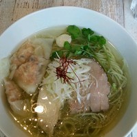 「アグー豚の塩ラーメン800円＋ワンタン150円」@BumBunBlauCafe with BeeHiveの写真