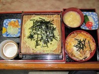 「中華ざると親子丼のセット　850円（ランチ）」@辰巳庵の写真