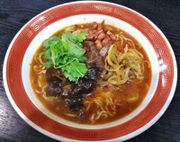 「牛スネ肉のピリ辛醤油麺 \880」@三国古都の写真