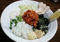 「【平日限定】冷製台湾まぜそば（追い飯付き）820円＋鶏チャー」@二代目 むじゃきの写真