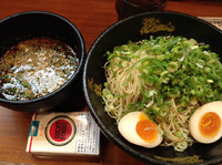 「辛 冷しざるラーメン絶品半熟玉子入り」@とんこつラーメン博多風龍 新宿東口店の写真