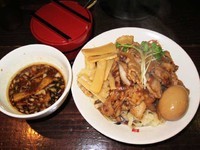 「肉盛りつけ麺並800円＋無料の肉増し、味玉、メンマ」@魁 肉盛りつけ麺 六代目けいすけの写真